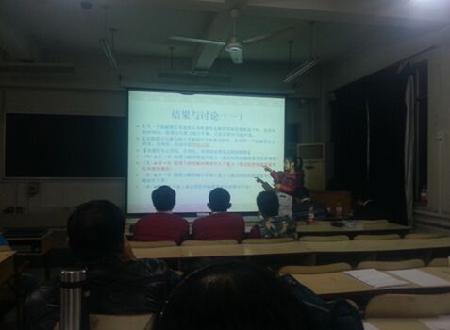 我校代表队主辩林建楠同学正在精彩答辩中